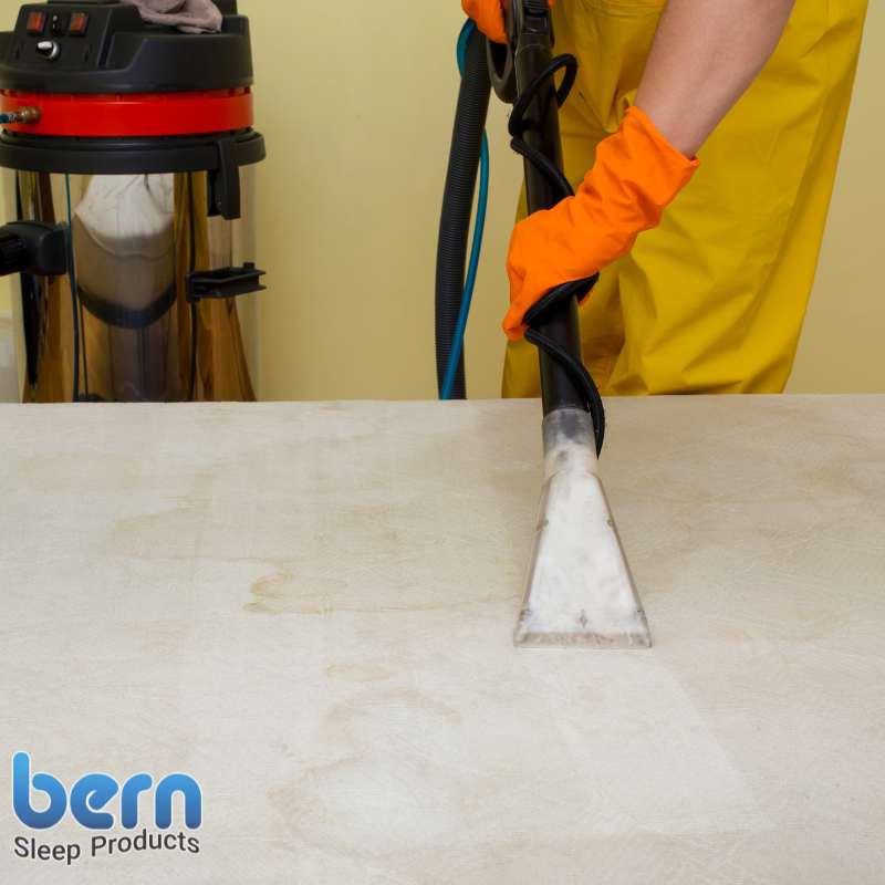 از بین بردن لکه‌ها و بوهای تشک با جوش شیرین در خانه