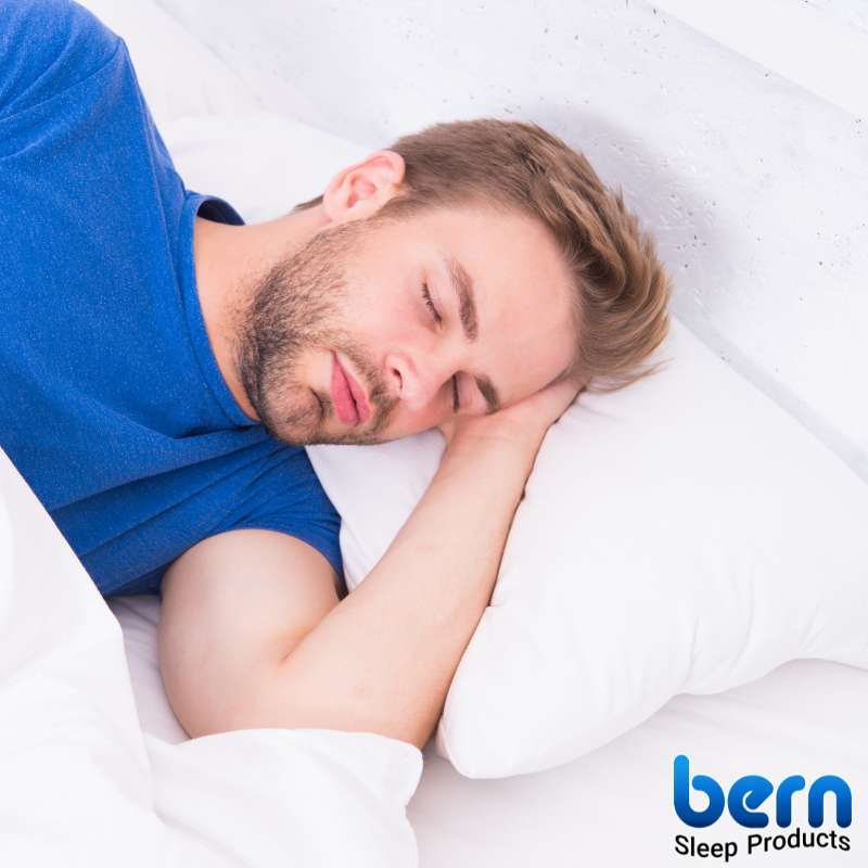 مزایا و معایب خوابیدن بدون بالش برای سلامت بدن