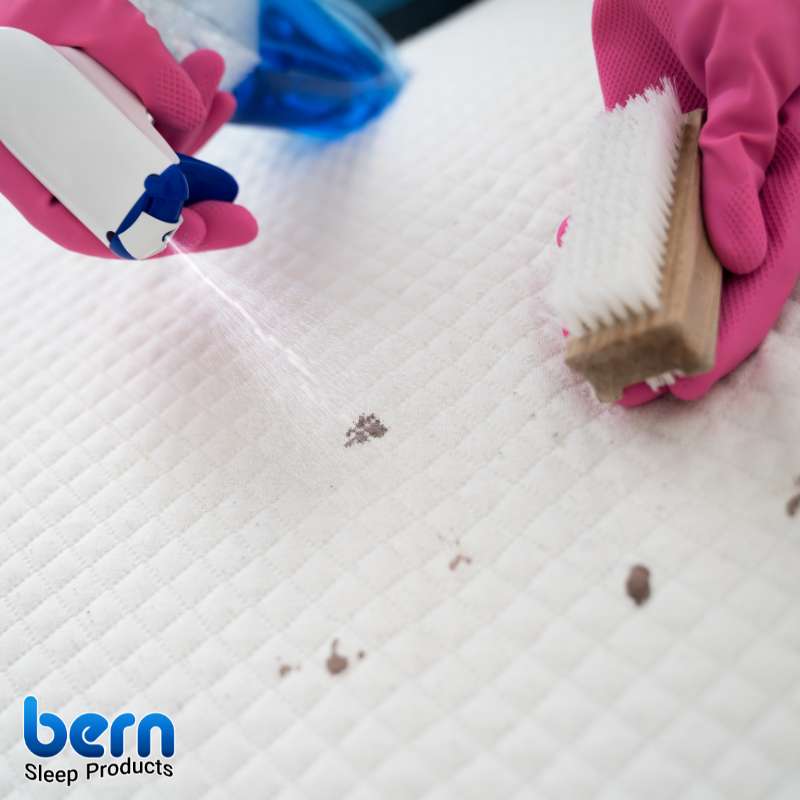 پاشیدن جوش شیرین روی سطح تشک برای از بین بردن بوی بد و باکتری‌ها