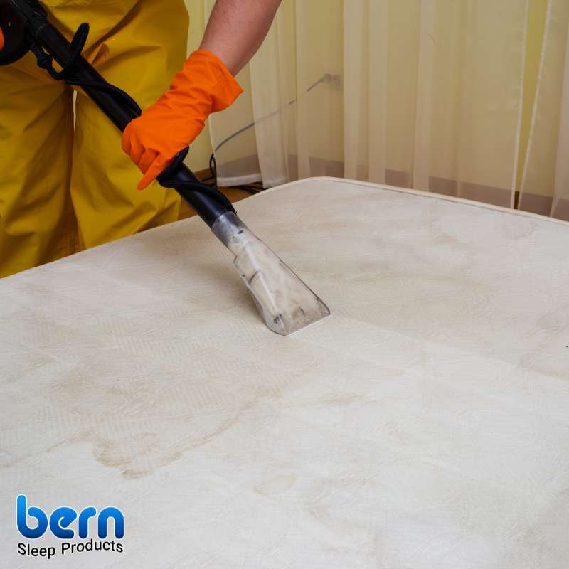 پاشیدن جوش شیرین روی سطح تشک و تمیز کردن آن با جاروبرقی برای از بین بردن بوی بد و باکتری‌ها