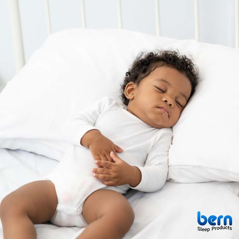 نوزاد در حال خواب روی تشک ضد رفلاکس با شیب ملایم برای جلوگیری از رفلاکس معده و بهبود تنفس