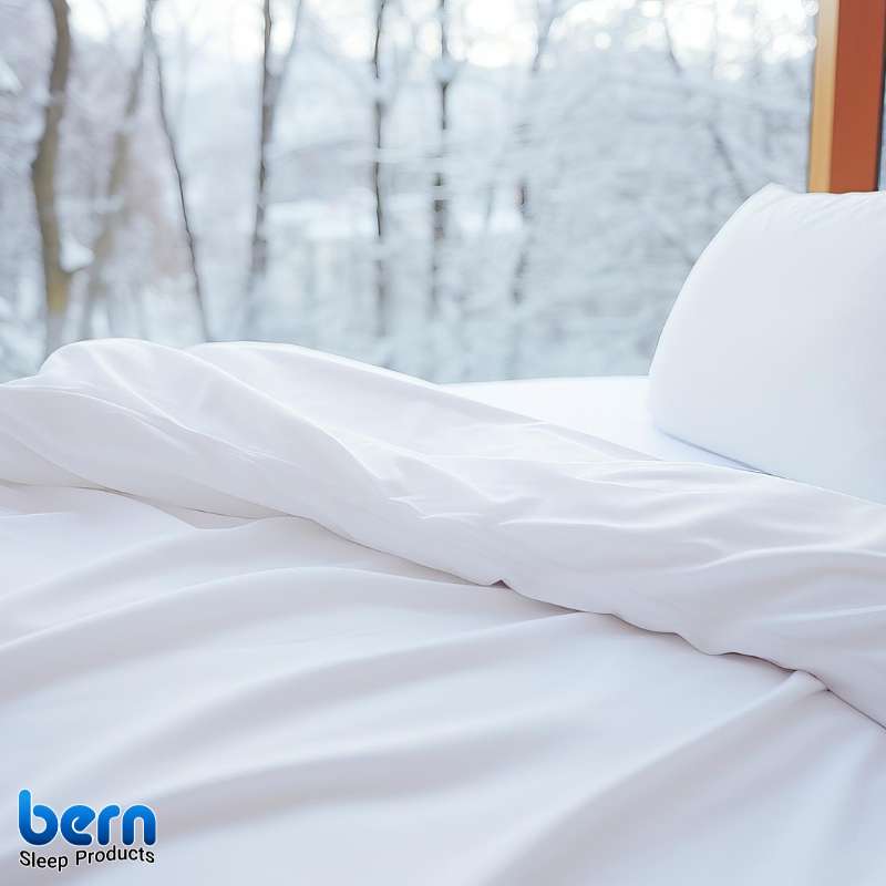 تشک تابستانی با پارچه پنبه‌ای و تهویه‌پذیر روی تخت خواب