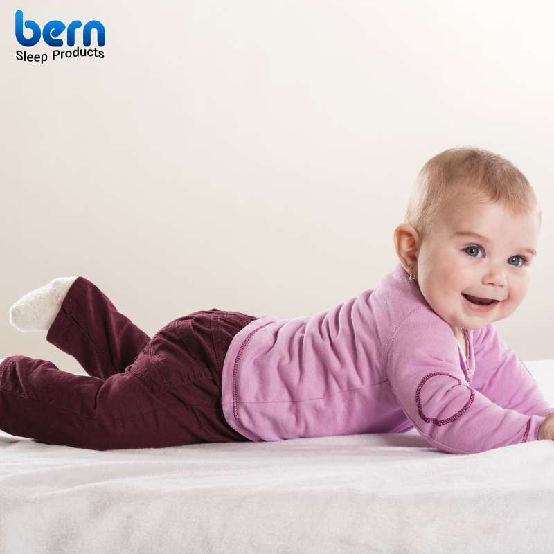 تشک نرم و انعطاف‌پذیر مناسب نوزادان و کودکان زیر 3 سال با سطح صاف و فنرهای سبک برای حمایت از بدن در خواب