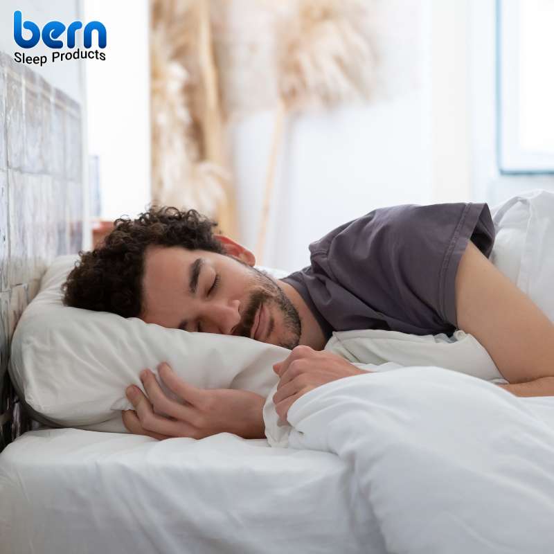 نمای نزدیک سطح تشک طبی با مواد تنفس‌پذیر و جریان هوای مناسب برای تنظیم دمای بدن