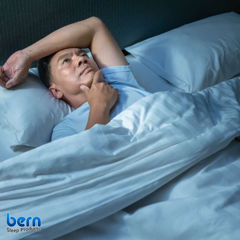 شخصی که روی تشک سفت یا غیر استاندارد دراز کشیده