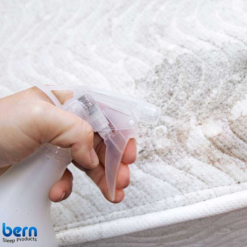 نمایی از تشک که لکه خون روی آن در حال تمیز شدن است